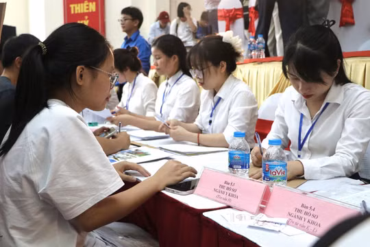 Ngành Y khoa giữ đỉnh 27,43 điểm, ngành Điều dưỡng tăng gần 4 điểm sau một năm