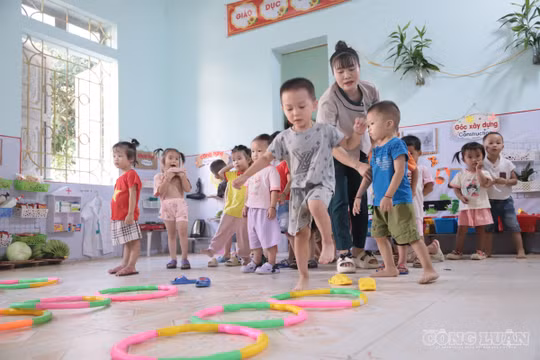 Đề xuất trợ cấp cho hơn 120.000 giáo viên mầm non từng 'lĩnh lương bằng thóc'