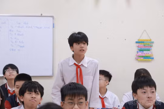 'Tấm vé' vào cửa lớp 10 công lập Hà Nội khó hơn bao giờ hết dù 'chỗ học không thiếu'