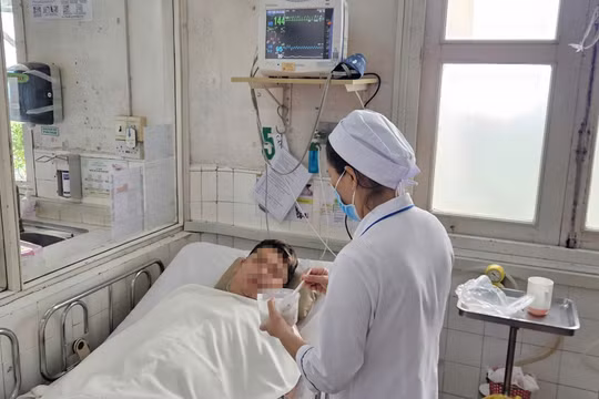 Phía Nam cạn thuốc trị sốt rét ác tính, bác sĩ xuyên đêm đưa thuốc từ Hà Nội vào TP HCM