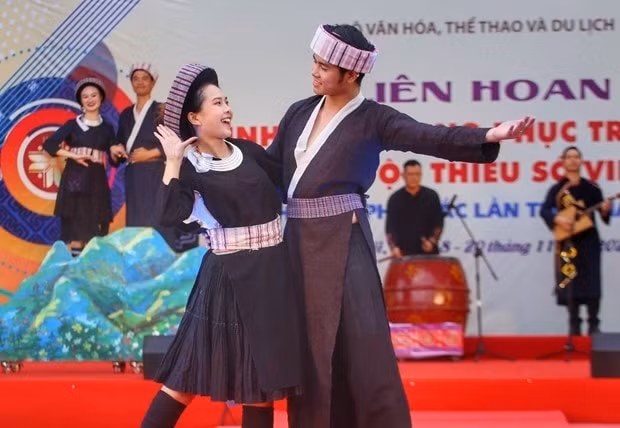be mac lien hoan trinh dien trang phuc truyen thong cac dan toc thieu so khu vuc phia bac lan thu i hinh 1