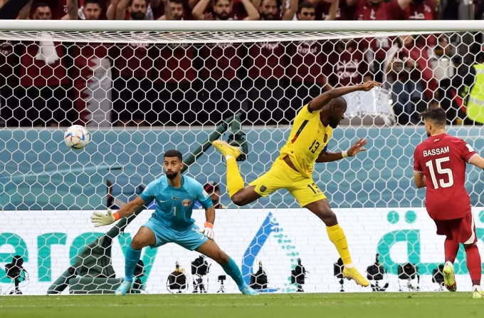 thua ecuador 0 2 qatar la doi chu nha world cup khoi dau te nhat lich su hinh 2