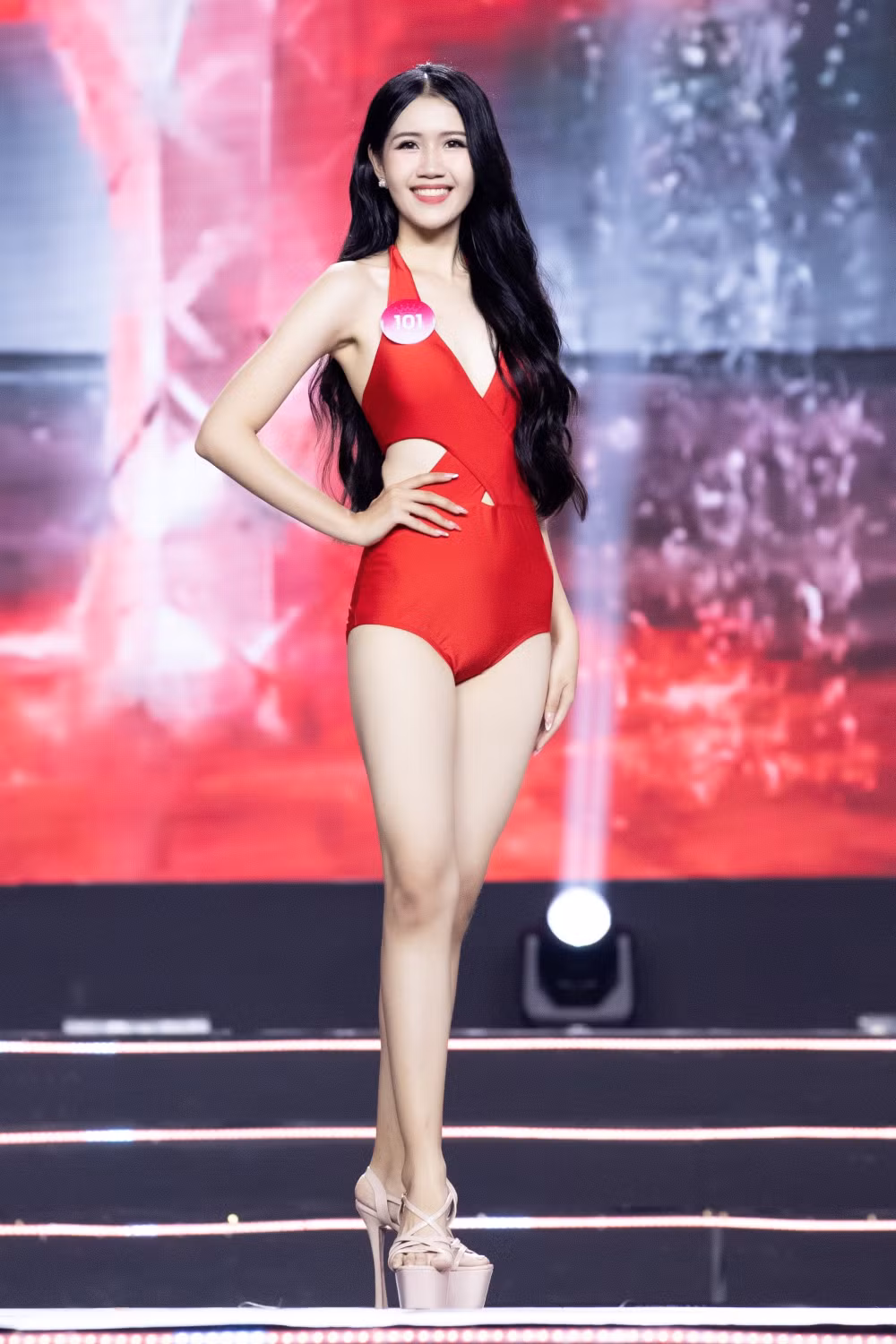 man nhan voi phan trinh dien ao tam cua dan nguoi dep hoa hau viet nam 2022 hinh 4