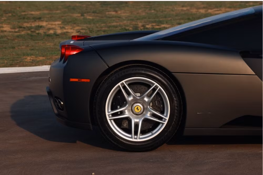 sieu xe ferrari enzo co mau den mo duoc dau gia hinh 8