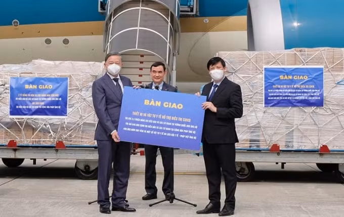 bo truong to lam ban giao vat tu trang thiet bi y te ho tro dieu tri covid 19 cua kieu bao anh phap hinh 1