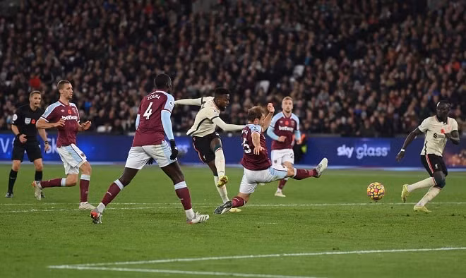 salah im lang liverpool guc nga truoc west ham hinh 5