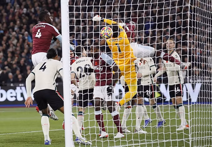 salah im lang liverpool guc nga truoc west ham hinh 1