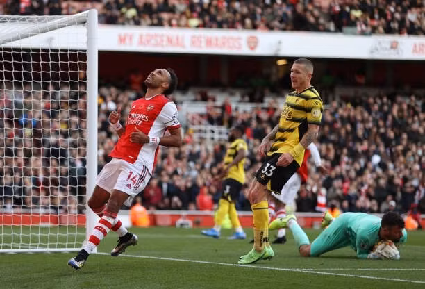clb arsenal gianh chien thang tran thu 4 lien tiep hinh 2