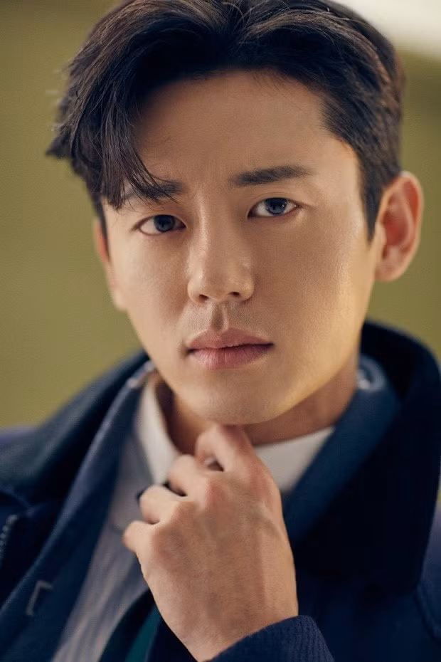 lee ji hoon bi nhan vien doan phim to dua nguoi quen den de doa hinh 1
