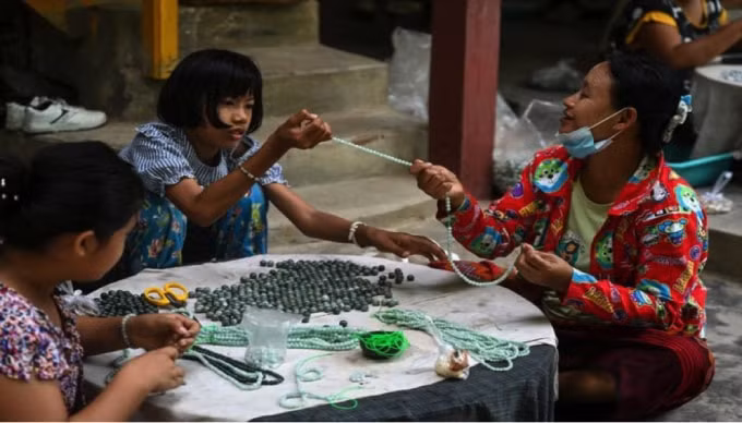 gioi buon ngoc myanmar mac ket trong khung hoang hinh 2