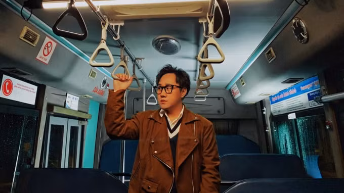 thanh mua trung quan ra mv lay cam hung tu hometown cha cha cha hinh 1