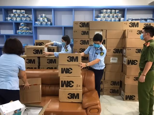 Cục Quản lý thị trường Hà Nội vừa phát hiện và thu giữ hơn 17.000 khẩu trang 3M 1860 có dấu hiệu giả mạo nhãn hiệu.