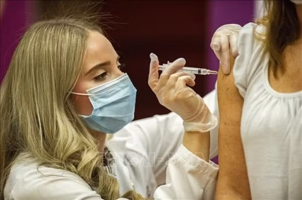 Tiêm chủng vaccine ngừa COVID-19 tại Hartford, Connecticut, Mỹ. Ảnh: AFP