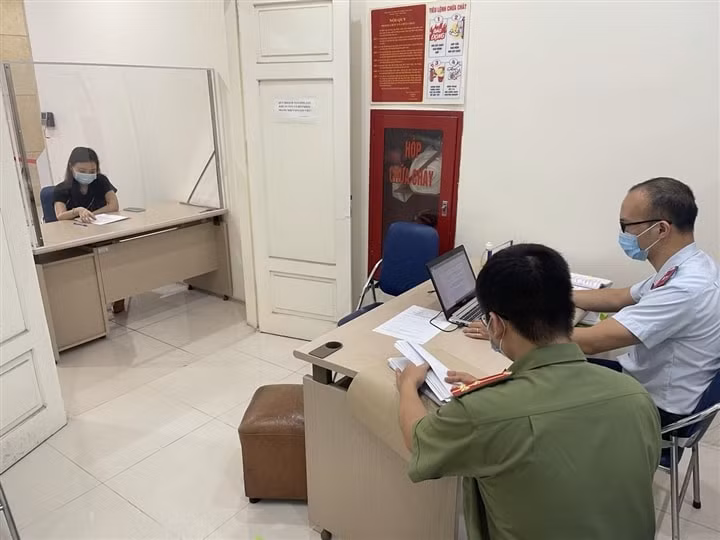 Thanh tra Sở Thông tin và Truyền thông Hà Nội phối hợp PA05 xử lý trường hợp vi phạm. Ảnh: vtc.vn