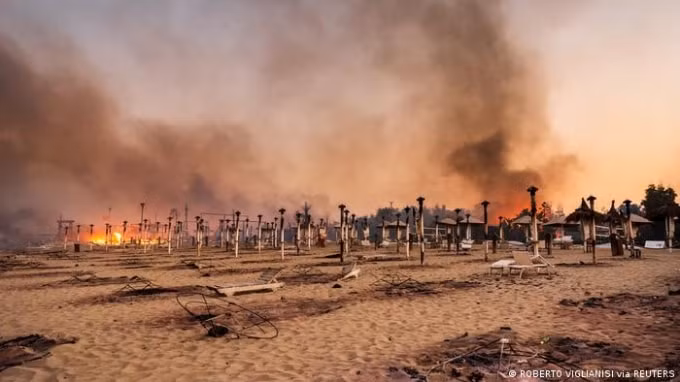 Cháy rừng ở Sicily, Ý. Ảnh: Reuters