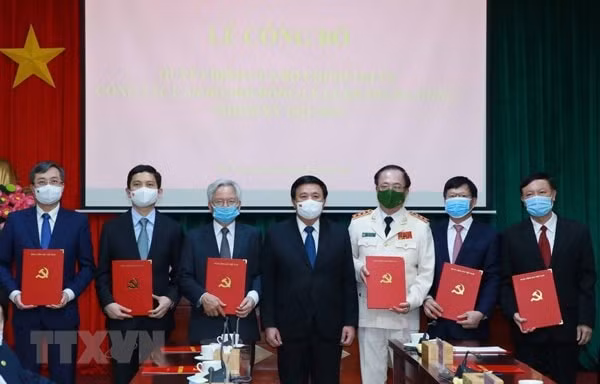 Ông Nguyễn Xuân Thắng, Uỷ viên Bộ Chính trị, Chủ tịch Hội đồng Lý luận Trung ương, Giám đốc Học viện Chính trị quốc gia Hồ Chí Minh trao quyết định cho các đồng chí Thường trực Hội đồng Lý luận Trung ương. Ảnh: TTXVN