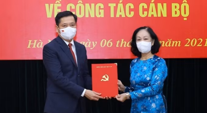 Đồng chí Trương Thị Mai, Ủy viên Bộ chính trị, Bí thư Trung ương Đảng, Trưởng Ban Tổ chức Trung ương trao Quyết định cho Bí thư Đảng ủy Khối Doanh nghiệp Trung ương Nguyễn Long Hải.
