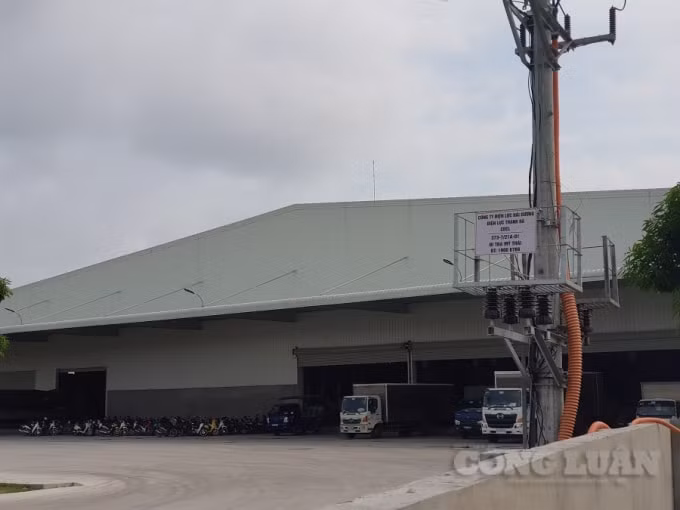 Tại thời điểm phóng viên ghi nhận, mặc dù bị đình chỉ mọi hoạt động nhưng doanh nghiệp vẫn ngang nhiên đưa công nhân, máy móc vào sản xuất.