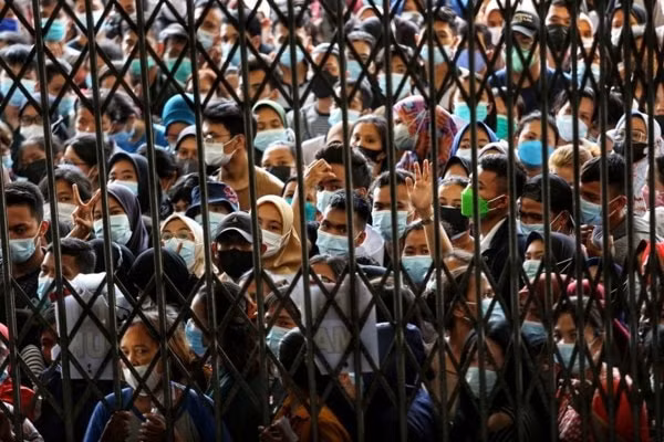 Người dân chen chúc chờ tiêm vaccine COVID-19 ở Medan, tỉnh Bắc Sumatra, Indonesia, ngày 3/8/2021. Ảnh: Reuters