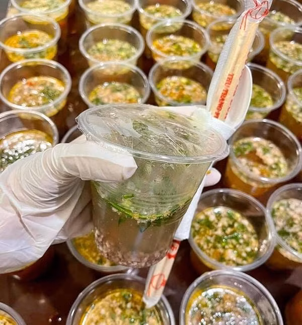 Từng suất cơm đều được nhóm thiện nguyện đảm bảo cân bằng chất dinh dưỡng.