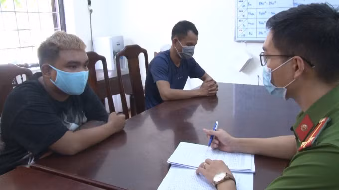 Đối tượng Nam (tóc bạc) tại cơ quan công an. (Ảnh Công an cung cấp)