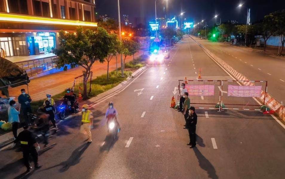 TP.HCM yêu cầu người dân hạn chế ra đường từ 18h tới 6h hôm sau. Ảnh: minh họa
