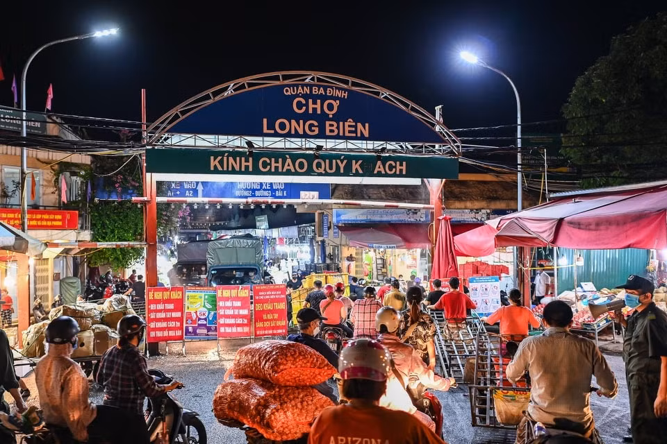Có 500 người liên quan khu chợ đã được lấy mẫu trong đêm 1/8. Ảnh: Zingnews.vn