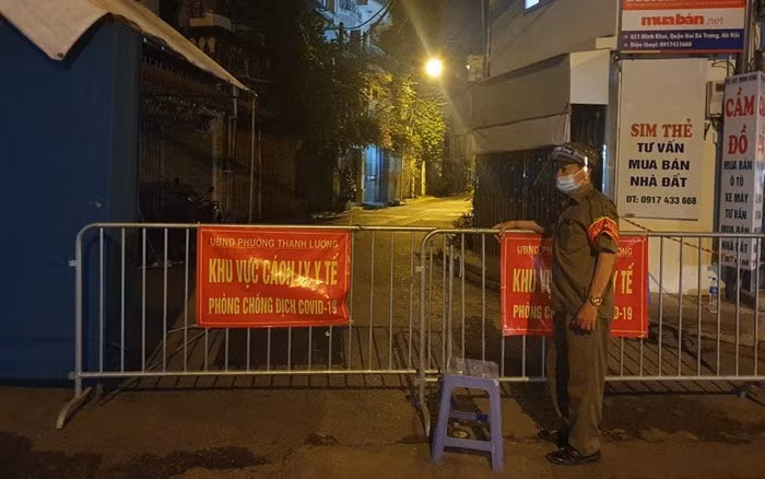 Phong tỏa tạm thời toàn bộ ngõ 651 Minh Khai sau khi có 20 trường hợp nghi nhiễm Covid-19. Ảnh: hanoimoi.vn