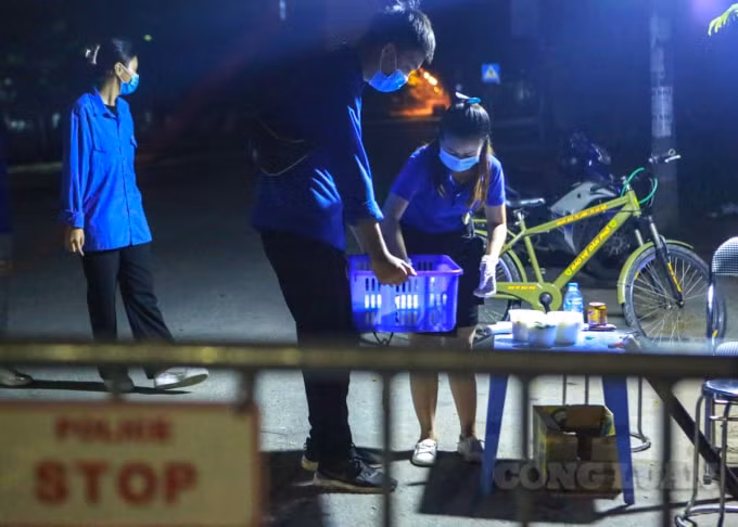 Hà Nội: Ấm lòng những bát cháo đêm của đoàn thanh niên đưa đến các chốt kiểm soát dịch ảnh 13