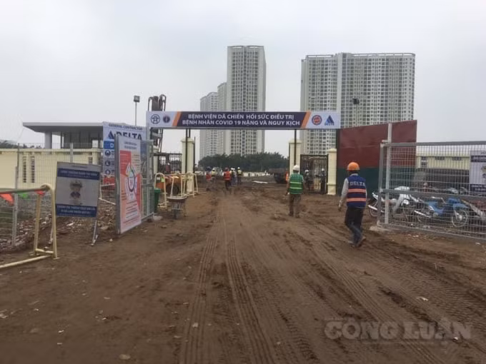 Khu vực cổng vào của đại công trường bệnh viện dã chiến.