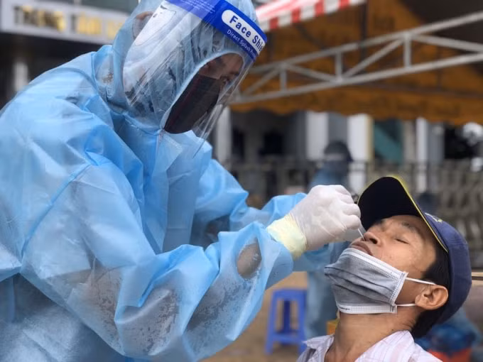 Từ ngày 9/8, Cần Thơ bắt đầu thực hiện chiến dịch test nhanh COVID-19 cho toàn bộ người dân TP để tách F0 ra khỏi cộng đồng. (Ảnh minh họa: zing)