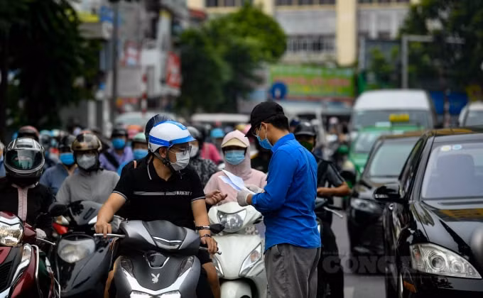 Lượng phương tiện dừng kiểm tra đông đúc vào giờ cao điểm buổi sáng, khiến cho nơi này xảy ra ùn ứ kéo dài tại chốt kiểm soát.