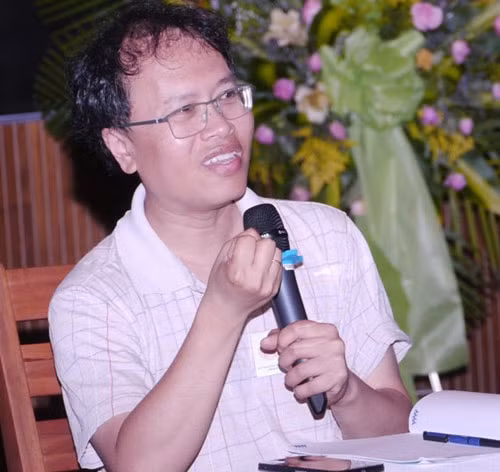 GS Đàm Thanh Sơn đang trao đổi với các học sinh ưu tú của Việt Nam ngày 7/8 tại Quy Nhơn. Ảnh:&nbsp;ICISE.