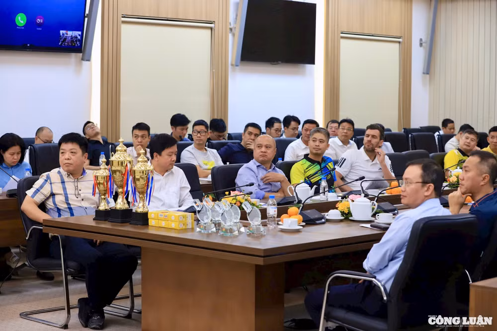 Lãnh đạo, khách mời tham buổi họp báo. 
