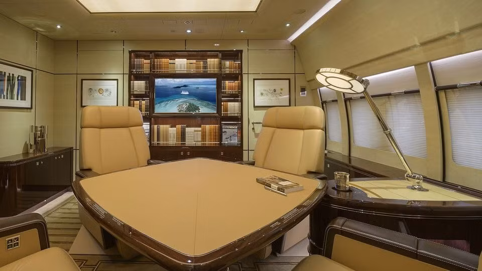 Có nhiều khu vực sinh hoạt và chỗ ngồi khác nhau trên khoang máy bay. Ảnh: Cabinet Alberto Pinto