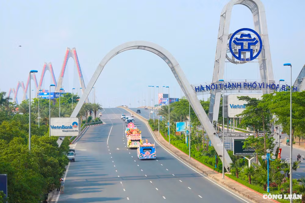 Đúng 15 giờ chiều 13/5, Xá Lợi Phật Thích Ca Mâu Ni được rước từ Sân bay Nội Bài qua các tuyến đường trọng yếu của Thủ đô: cầu Nhật Tân, Võ Chí Công, Kim Mã, Lê Duẩn, Trần Bình Trọng, Cung Văn Hoá Hữu Nghị Việt Xô về chùa Quán Sứ. 