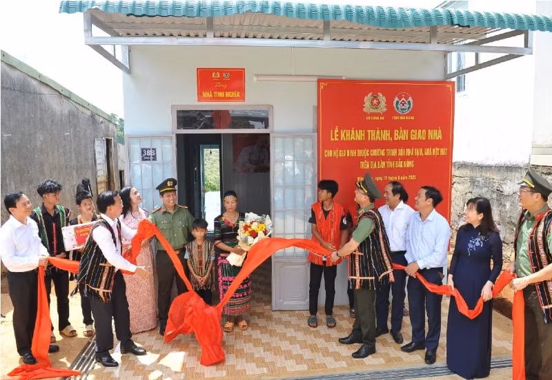 Bàn giao căn nhà đầu tiên