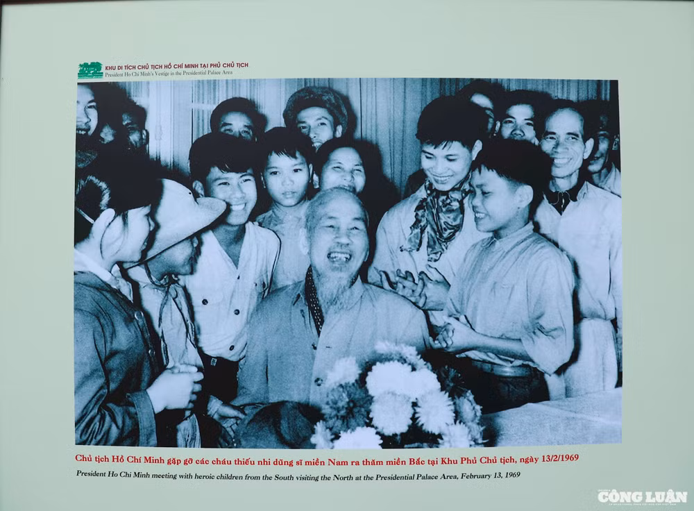 Chủ tịch Hồ Chí Minh gặp gỡ các cháu thiếu nhi dũng sĩ miền Nam ra thăm miền Bắc tại Khu Phủ Chủ tịch, ngày 13/2/1969. 
