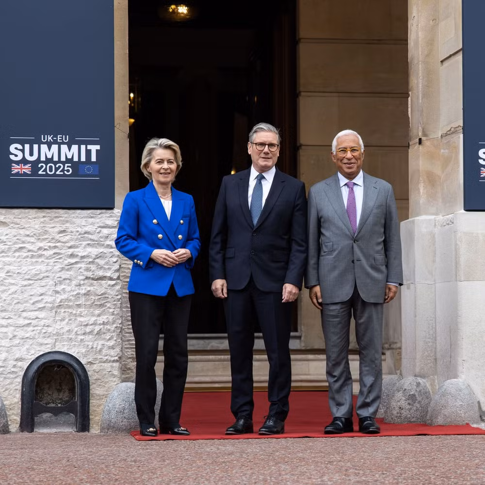Ursula von der Leyen và Thủ tướng Anh Keir Starmer tại Hội nghị Thượng đỉnh Anh - EU 2025, ngày 19/5. Ảnh: X/vonderleyen