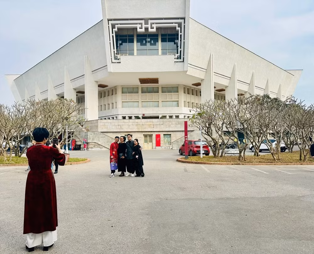 Bảo tàng Hồ Chí Minh là một phần của quần thể di tích cùng với Lăng Chủ tịch Hồ Chí Minh, khu Phủ Chủ tịch, chùa Một Cột và gần công viên vườn Bách Thảo Hà Nội. Tọa lạc ngay trung tâm Thủ đô, bảo tàng rất thuận tiện cho việc di chuyển, tham quan. Công trình được khởi công năm 1985 và khánh thành vào ngày 19-5-1990, đúng dịp kỷ niệm 100 năm Ngày sinh Chủ tịch Hồ Chí Minh – tại nơi Người đã đọc bản Tuyên ngôn Độc lập. Ảnh: Hoàng Lân