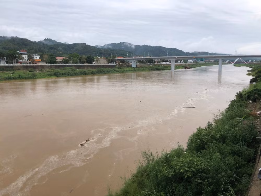 Lũ lớn trên thượng nguồn sông Hồng đang xuất hiện ở Lào Cai từ trưa ngày 11/5/2025