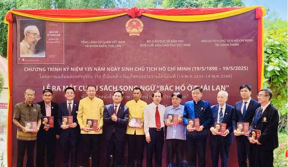 Đại diện lãnh đạo Việt Nam và Thái Lan chụp ảnh lưu niệm tại buổi lễ