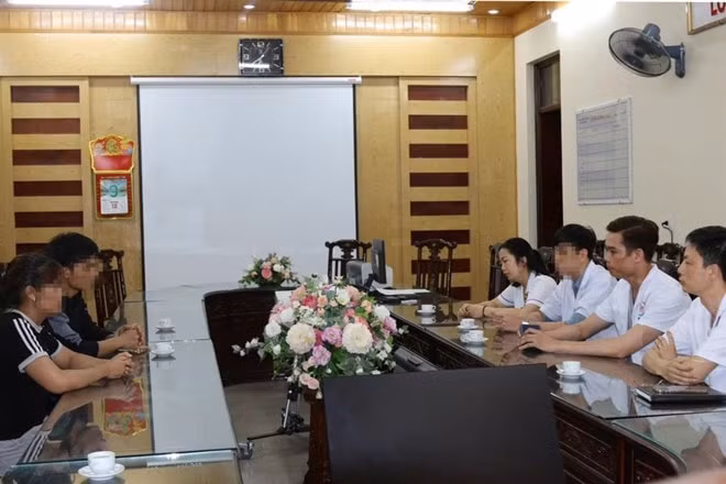 ảnh:N.V.T đến Bệnh viện Đa khoa tỉnh Nam Định xin lỗi. Ảnh: Công an tỉnh Nam Định