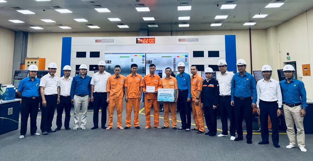 Lãnh đạo EVNGENCO1 tặng quà cho CBCNV Phân xưởng Vận hành.