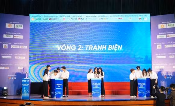 Các đội thi tranh tài trong đêm chung kết