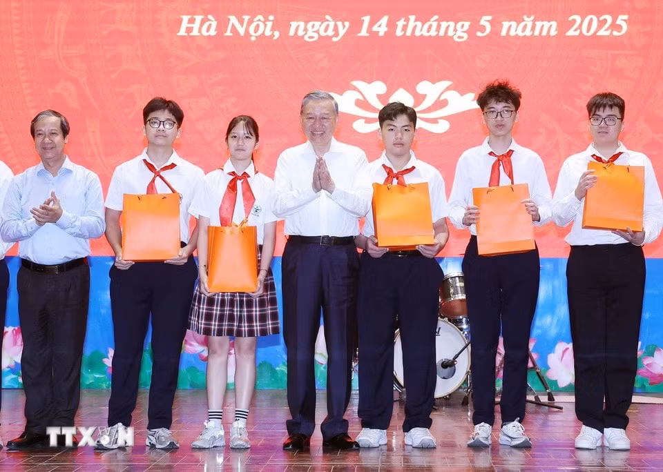 tong-bi-thu-to-lam-tham-truong-ams-cau-giay-3-resize.jpg