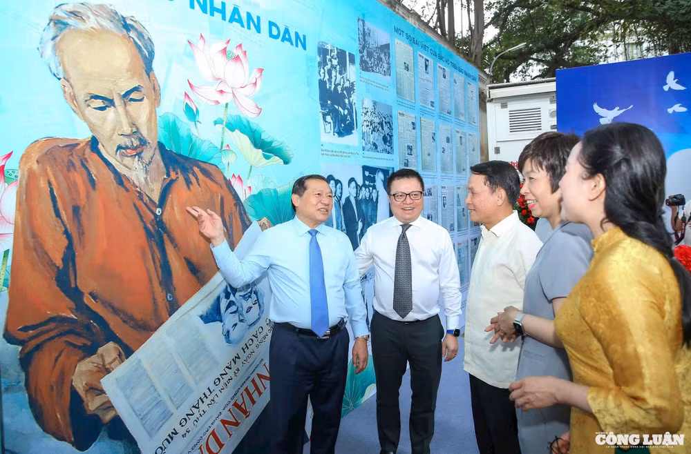 Các đại biểu tham quan khu trưng bày.