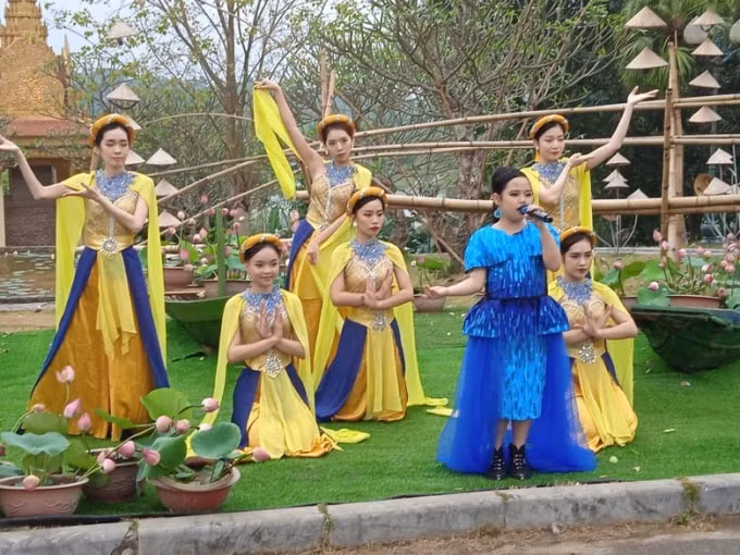trung bay ton vinh sen trong doi song van hoa viet hinh 7