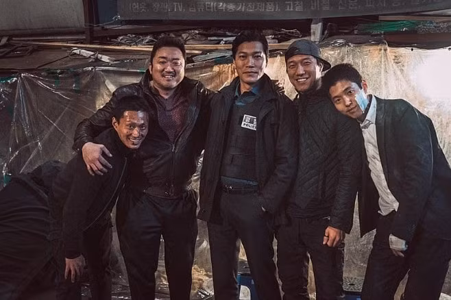 bom tan the outlaws 2 tung poster co dan nhan vat sieu ngau ra mat vao thang 5 hinh 2