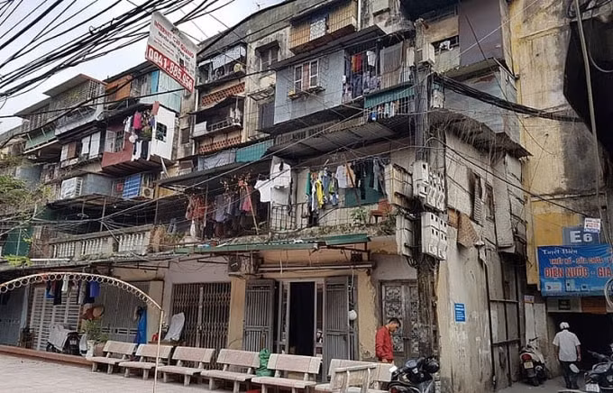 quan ba dinh kien nghi lui thoi han di doi cac ho dan ra khoi chung cu cu nguy hiem hinh 1